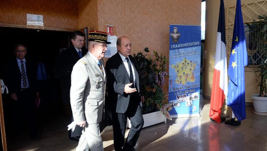 Le ministre de la Défense Jean-Yves Le Drian le 7 février 2014 à l'Ecole des Transmissions à Cesson-Sevigné, près de Rennes