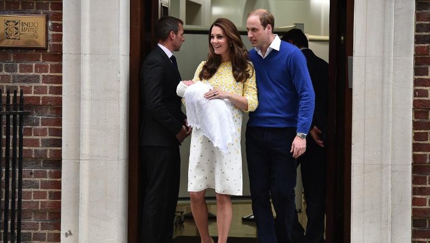 Le prince William et sa femme Kate présentent leur nouveau-né à la foule devant l'entrée de la maternité de l'hôpital St Mary, le 2 mai 2015