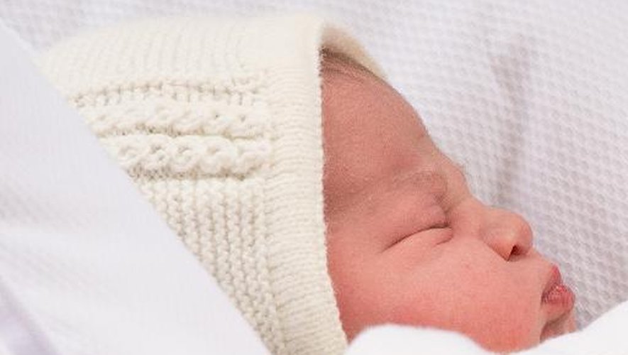 La petite princesse est transportée par son père le Prince William et sort de la maternité, le 2 mai 2015