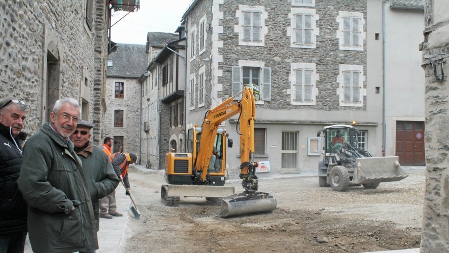 Les travaux dans la rue principale François-d’Estaing prennent fin. Riverains et bientôt touristes vont découvrir le nouveau visage d'un des Plus Beaux Villages de France.