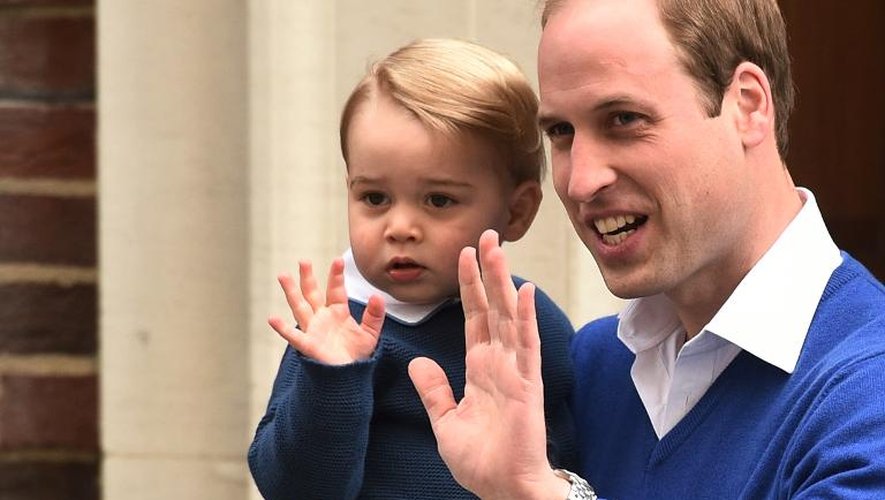 Le Prince William et son fils George saluent la foule massée devant la maternité de l'hôpital St Mary à Londres le 2 mai 2015