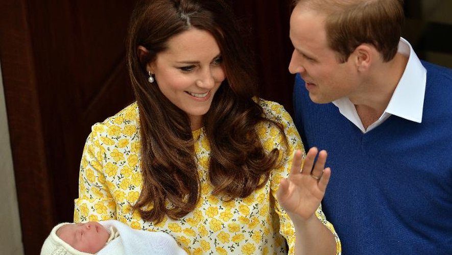 Kate et William présentent leur petite fille le 2 mai 2015 devant la maternité de l'hôpital St Mary, à Londres