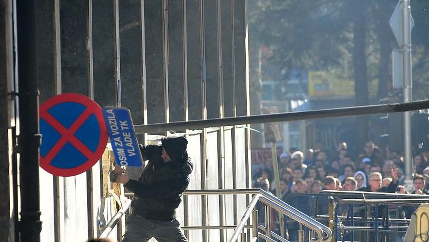 Des manifestants saccagent un bâtiment du gouvernement cantonal, à Tuzla, en Bosnie-Herzégovine, le 7 février 2014