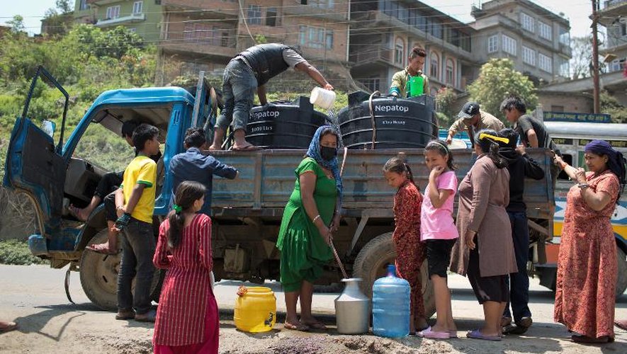 Distribution d'eau le 2 mai 2015 à Katmandou