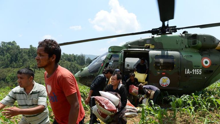 Un hélicoptère de l'armée indienne distibue de l'aide le 2 mai 2015 à Kharibot dans la région de Gorkha