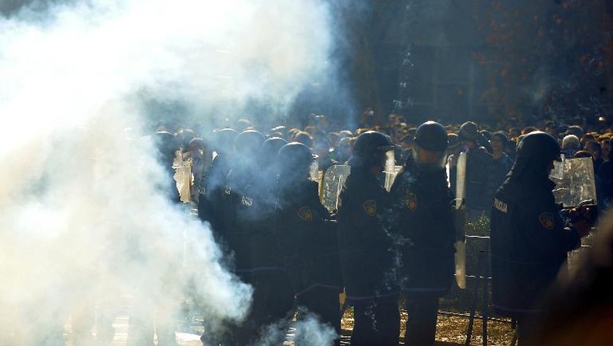 La police fait face aux manifestants près d'un bâtiment du gouvernement cantonal, à Tuzla, en Bosnie-Herzégovine, le 7 février 2014