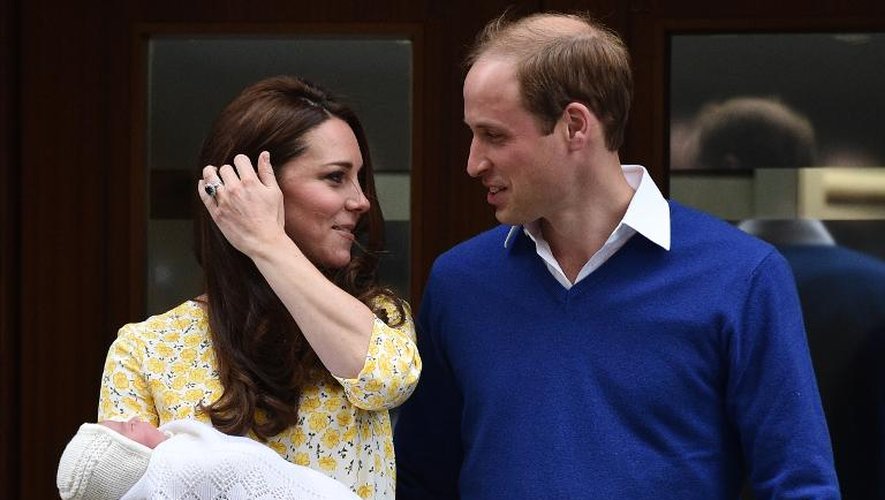 Le prince William, son épouse Kate et leur fille, le 2 mai 2015 devant l'hôpital St Mary à Londres