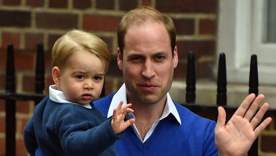 Le Prince William et son fils George saluent la foule massée devant la maternité de l'hôpital St Mary à Londres le 2 mai 2015