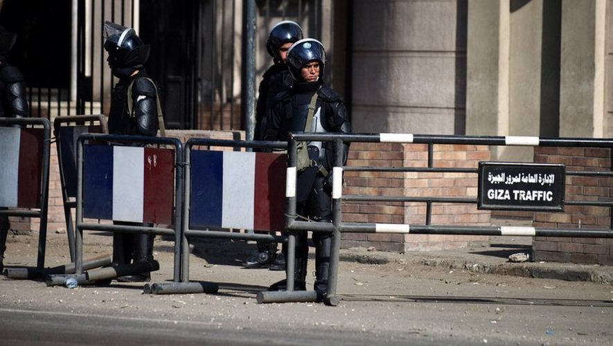Des policiers égyptiens devant l'ambassade de France au Caire, le 18 janvier 2013