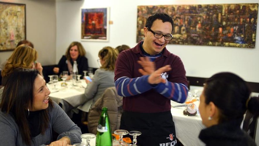 Alessandro Giusto (c) plaisante avec les clients au restaurant la Locanda, à Rome, le 28 janvier 2014