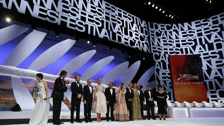 Le jury du 66e Festival de Cannes pose au Palais des festivals, en marge de la cérémonie d'ouverture, le 15 mai 2013