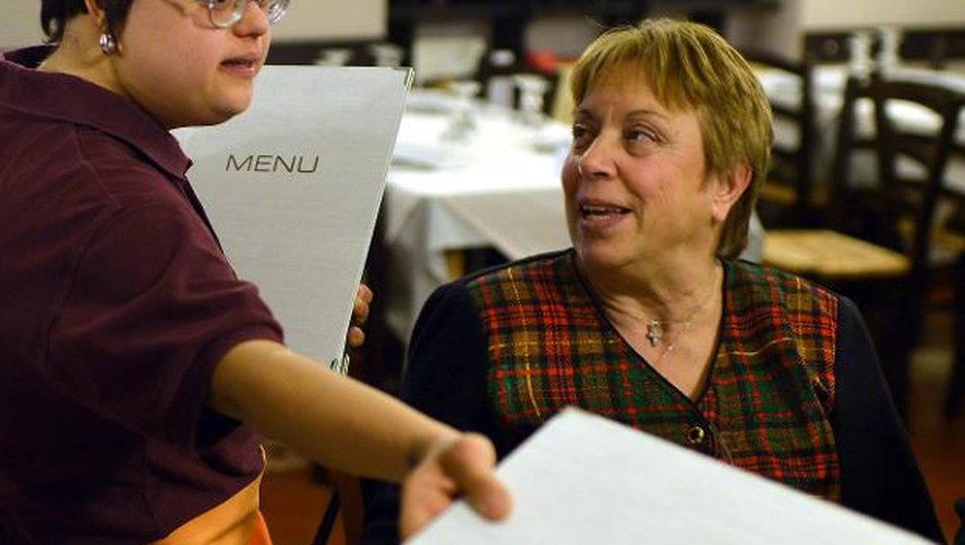 Emmanuela Annini, une jeune femme atteinte du syndrome de Down, prend les commandes au restaurant la Locanda, à Rome, le 28 janvier 2014