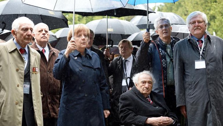 La chancelière allemande Angela Merkel et deux survivants Max Mannheimer (3e d) et Clément Quentin (g), le 3 mai 2015 lors d'une cérémonie marquant le 70e anniversaire de la libération du camp de Dachau
