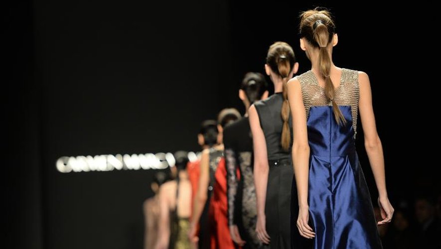 Des modèles de Carmen Marc Valvo défilent lors de la semaine de la mode à new york le 7 février 2014