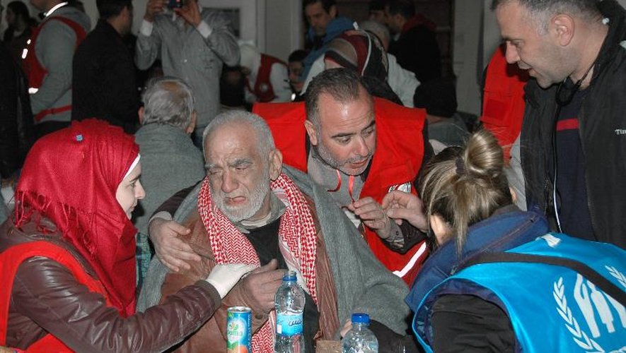 Des civils reçoivent de 2014l'aide alimentaire à Homs le 7 février