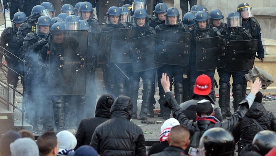 Des supporters du PSG face aux policiers le 13 mars 2013 au Trocadéro à Paris
