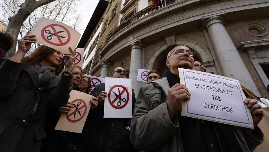 Des travailleurs du département de la justice manifestent contre les coupes budgétaires devant le tribunal de Palma de Majorque le 7 février 2014, où doit être entendue l'Infante d'Espagne samedi