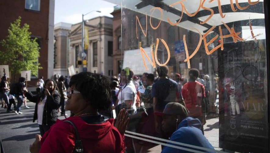 "Pas de justice, pas de paix" écrit à un arrêt de bus le 2 mai 2015 à Baltimore