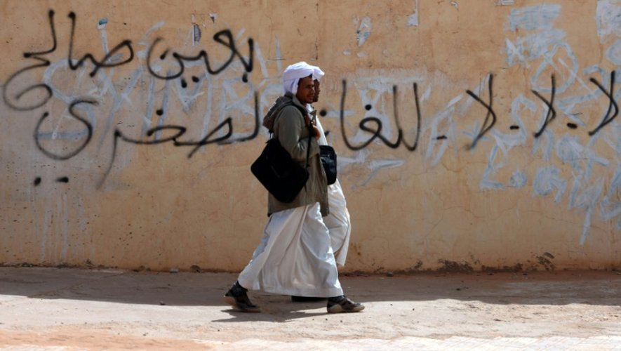 Des habitants se promènent dans les rues du village d'In Salah dans le sud de l'Algérie, près duquel un site gazier a été attaqué par des jihadistes le 18 mars 2016, sans faire de victime