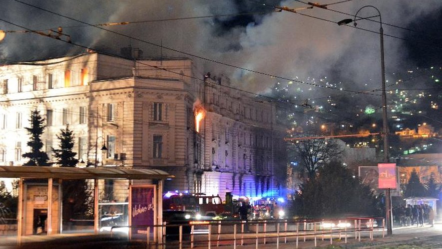Des pompiers tentent d'éteindre l'incendie d'un bâtiment officiel à Sarajevo le 7 février 2014