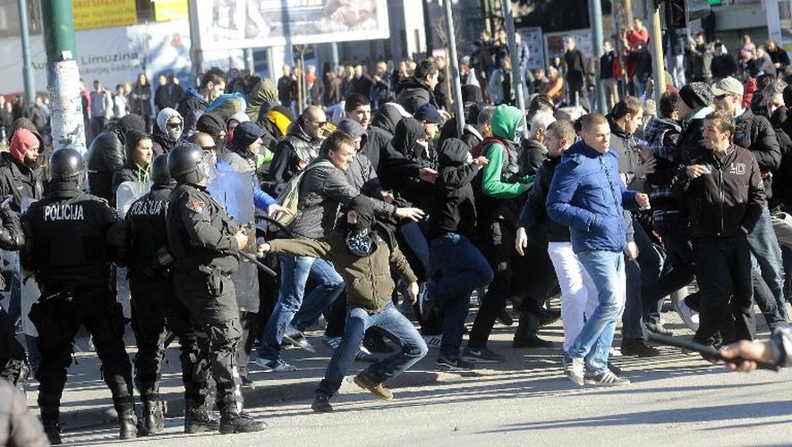 Des manifestants bosniaques tentent de détruire un bâtiment du gouvernement local à Sarajevo le 7 février 2014