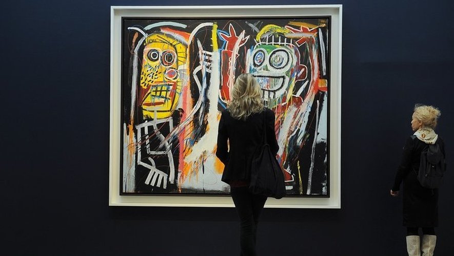 Le tableau "Dustheads", de Jean-Michel Basquiat, dans la salle des ventes de Christie's à New York, le 3 mai 2013