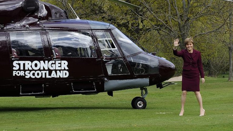 La chef de l'exécutif écossais et leader du parti indépendantiste SNP Nicola Sturgeon sur le point de décoller à Edimbourg, le 30 avril 2015, à bord d'un hélicoptère faisant campagne pour la liste "Stronger for Scotland" (Plus forts pour l'Ecosse)