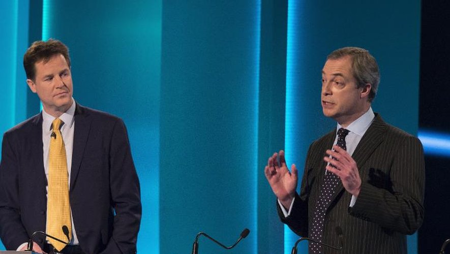 Le dirigeant des libéraux-démocrates Nick Clegg (g) et du parti europhobe UKIP Nigel Farage lors du débat de prétendants au poste de premier ministre britannique, dans une image diffusée par ITV le 2 avril 2015