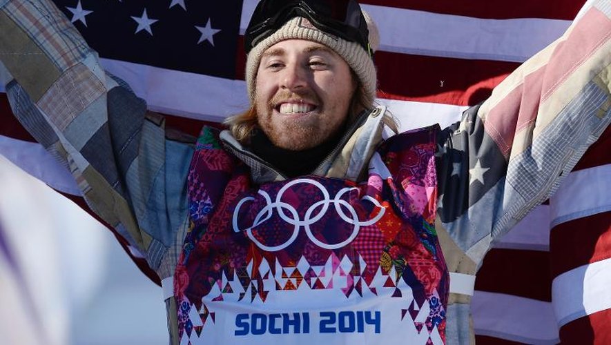 L'Américain Sage Kotsenburg célèbre sa médaille d'or sur le Snowboard Slopestyle à Rosa Khouto à Sotchi, le 8 février 2014
