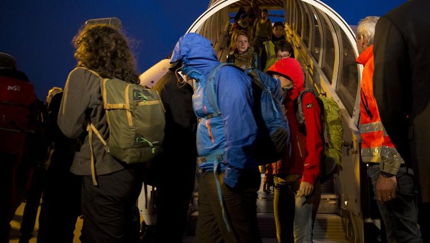 Des Français rescapés du séïsme au Népal arrivent à Roissy le 30 avril 2015
