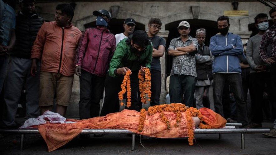 Crémation d'une victime du séisme, le 2 mai 2015 à Katmandou