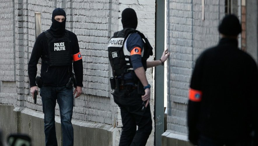 Des policiers belges lors d'une perquisition à Bruxelles dans la commune de Forest le 15  mars 2016