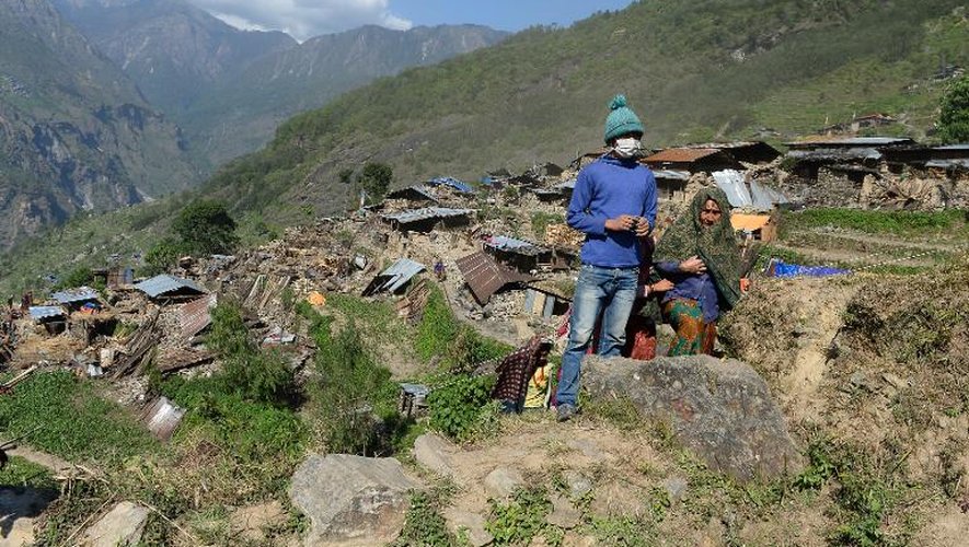 Des villageois népalais attendent des secours le 3 mai 2015 dans la région de Gorkha