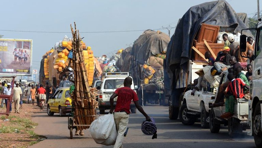 Un convoi de taxis et de camions transportant des musulmans qui fuient les milices chrétiennes, au nord de Bangui, le 7 février 2014