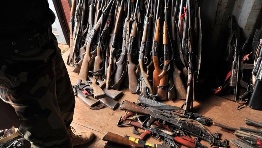Des armes entassées au camp de Mpoko à Bangui, qui ont été prises aux milices anti-balaka, le 7 février 2014
