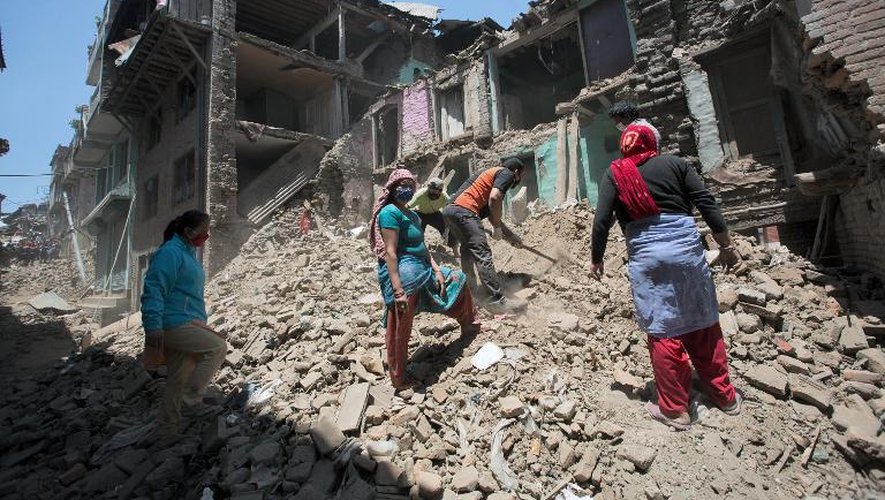 Des Népalais sont à la recherche de leurs biens parmi les décombres dans la ville de Sankhu, vallée de Katmandou, le 3 mai 2015