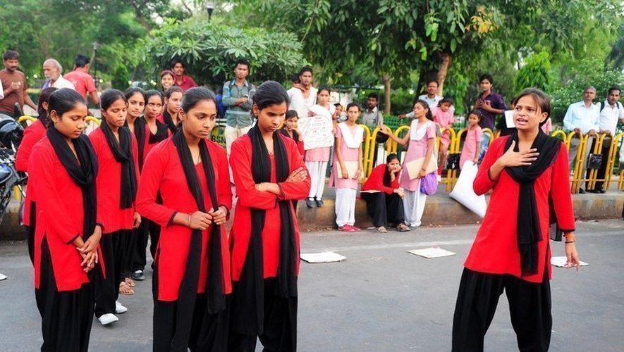 Des membres de la "Brigade rouge" prennent part à une manifestation le 7 mai 2013 dans une rue de Lucknow