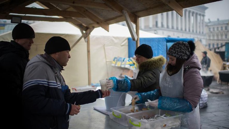 Deux femmes distribuent des verres de soupe aux manifestants sur la place de l'indépendance Euromaidan à Kiev, le samedi 8 février 2014