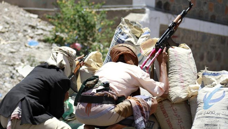 Des miliciens de la "Résistance populaire", un collectif de forces combattant les Houthis, le 2 mai 2015 dans les rues de Taëz, un ville du sud du Yémen