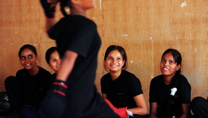 Des jeunes femmes de la "Brigade rouge" participent à un cours d'auto-défense le 7 mai 2013 à Lucknow