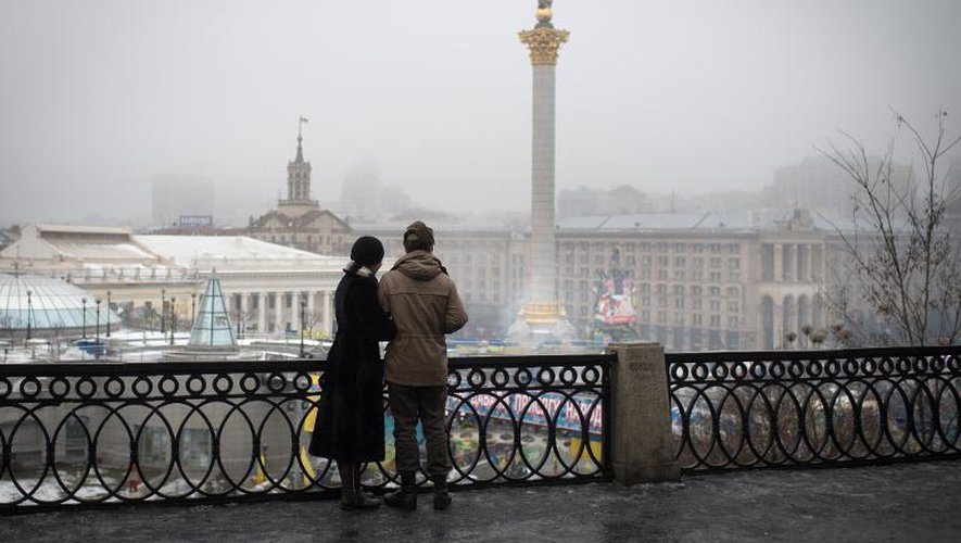 Un couple regarde la place de l'Indépendance à Kiev, baptisée Euromaidan et devenue le centre et le symbole de la contestation anti-gouvernementale, le samedi 8 février 2014