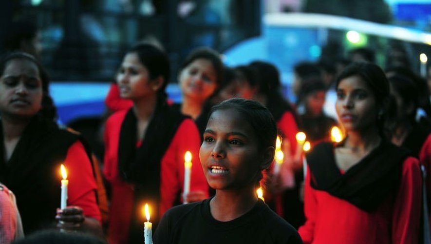 Des jeunes femmes membres de la "Brigade rouge" défilent le 7 mai 2013 dans une rue de Lucknow