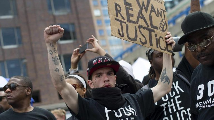 Des manifestants défilent dans les rues de Baltimore, le 2 mai 2015 pour dénoncer les brutalités policières après la mort de Freddie Gray