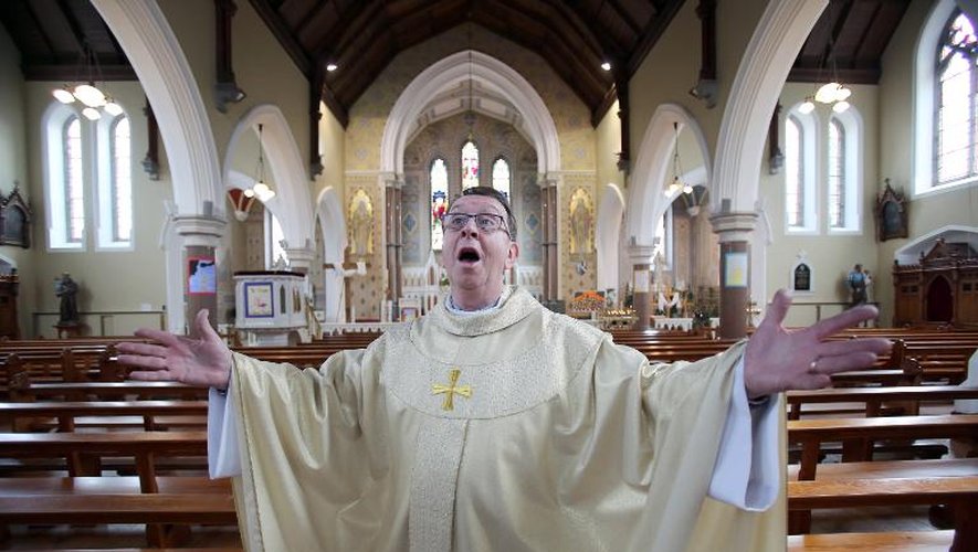 Le père Ray Kelly, connu aussi comme "le prêtre chanteur de l'Irlande", célèbre un office religieux le 19 avril 2015 dans la chapelle de Oldcastle, à une centaine de kilomètres de Dublin