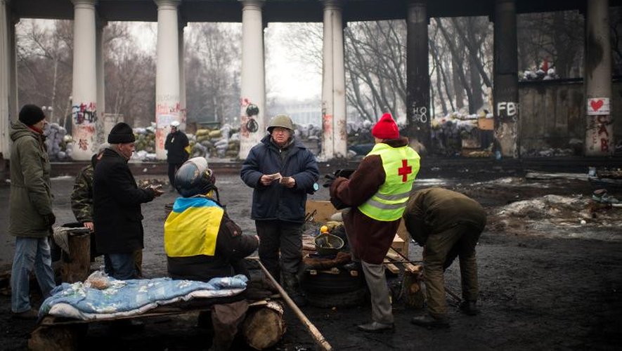 Un médecin parle avec des manifestants pro-UE sur une barricade à Kiev le 8 février 2014