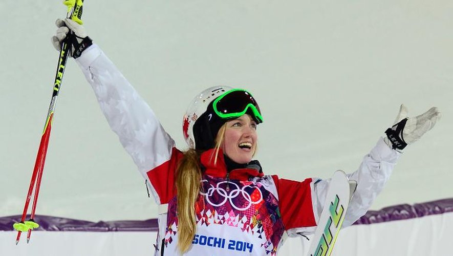 La Canadienne Justine Dufour-Lapointe célèbre sa victoire dans l'épreuve de ski freestyle (catégorie bosses), le 8 février 2014 à Rosa Khoutor près de Sotchi