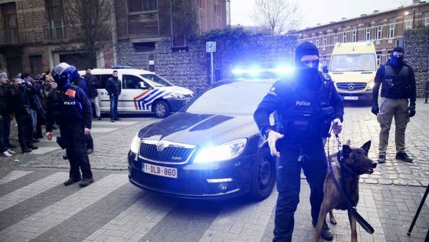 Un policier bloque une rue à Bruxelles où le suspect-clé des attentats de Paris, Salah Abdeslam, a été arrêté le 18  mars 2016  dans la commune de Molenbeek Saint-Jean