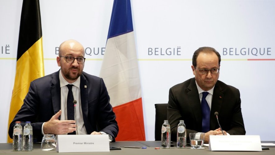 Le Premier ministre belge Charles Michel (g) et le
président français François Hollande (d) lors d'une
conférence commune à Bruxelles après l'arrestation
de Salah Abdeslam, suspect-clé des attentats de
Paris, dans la capitale belge ce 18 mars 2016