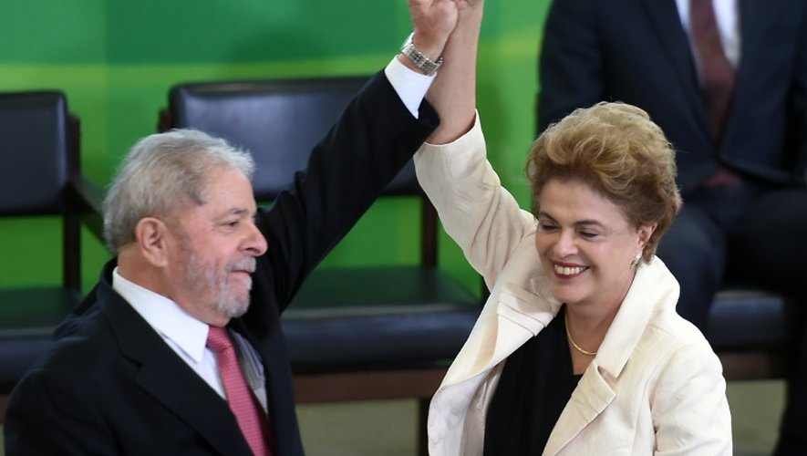 L'ancien président, Luiz Inacio Lula da Silva (g) et l'actuelle présidente Dilma Rousseff, le 17 mars 2016 à Brasilia