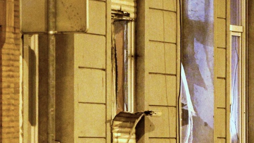 Une façade d'immeuble endommagée après une opération de police dans le quartier de Molenbeek à Bruxelles, le 18 mars 2016